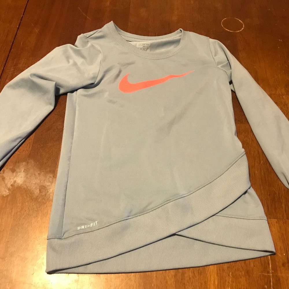 Girls Nike Dri fit pullover shirt